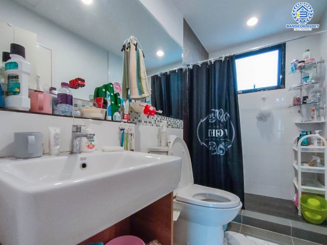 *****ทาวน์เฮ้าส์ 3 ชั้นมือสอง ม.บ้านกลางเมือง ราชพฤกษ์-รัตนาธิเบศร์ บ้านสวงย พร้อมเข้าอยู่ เนื้อที่ 19.1 ตร.ว. ฟังก์ชัน 3 ห้องนอน 3 ห้องน้ำ 2 ที่จอดรถ แถมฟรี !! เครื่องปรับอากาศ 3 เครื่อง, เครื่องทำน้ำอุ่น 2 เครื่อง เชื่อมต่อทั้งถนนงามวงศ์วาน, ถนนรัตนาธิเบศร์, รถไฟฟ้าสายสีม่วง "สถานีบางรักใหญ่"